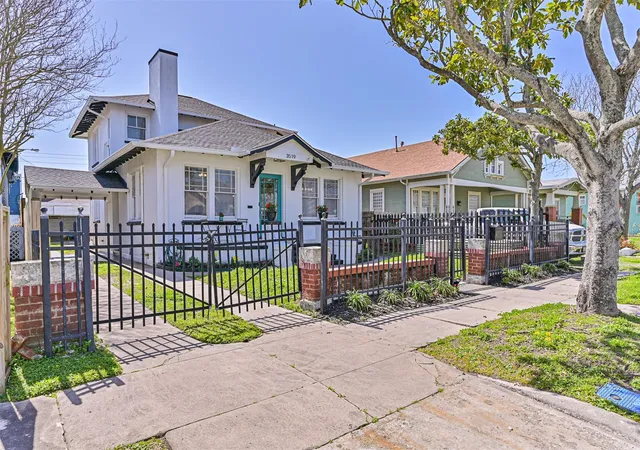 Photo 3 of Single family home for sale at 3519 Ave R 1/2, Galveston, TX 77550 | MLS# 14425689 | Listing updated on 2026-09-12