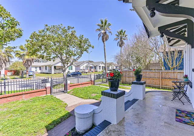 Photo 4 of Single family home for sale at 3519 Ave R 1/2, Galveston, TX 77550 | MLS# 14425689 | Listing updated on 2026-09-12