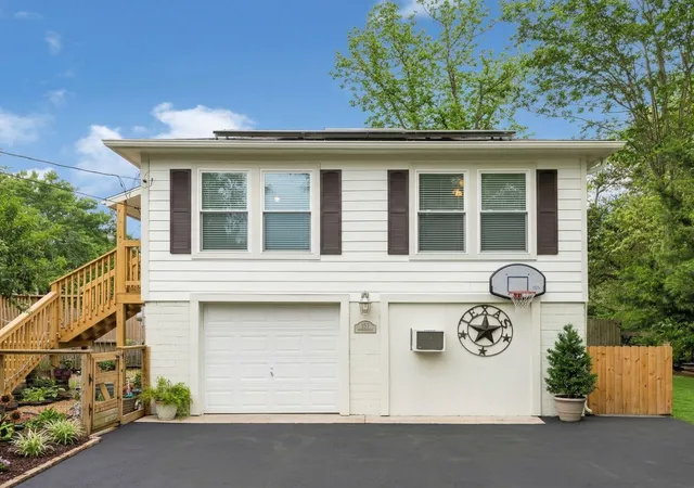1st image of 1008 E Houston St, Highlands, TX 77562 | MLS# 16042736
