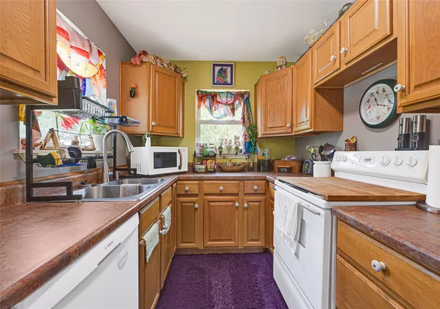 2nd image of 1008 E Houston St, Highlands, TX 77562 | MLS# 16042736