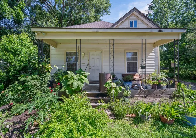 1st image of 320 Eichwurzel Ln, Houston, TX 77009 | MLS# 64775634
