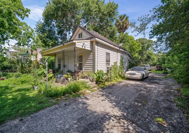 2nd image of 320 Eichwurzel Ln, Houston, TX 77009 | MLS# 64775634