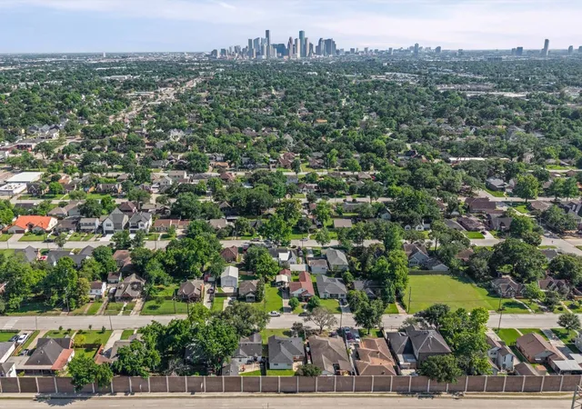 33rd image of 320 Eichwurzel Ln, Houston, TX 77009 | MLS# 64775634