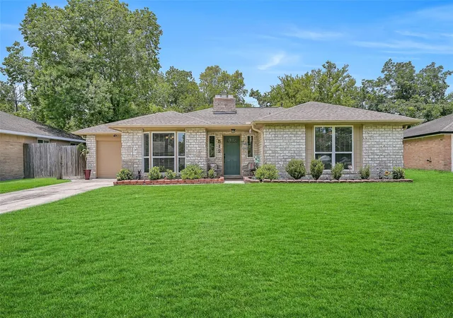 1st image of 512 Castlelake Dr, Friendswood, TX 77546 | MLS# 46489092