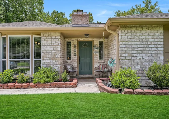 2nd image of 512 Castlelake Dr, Friendswood, TX 77546 | MLS# 46489092