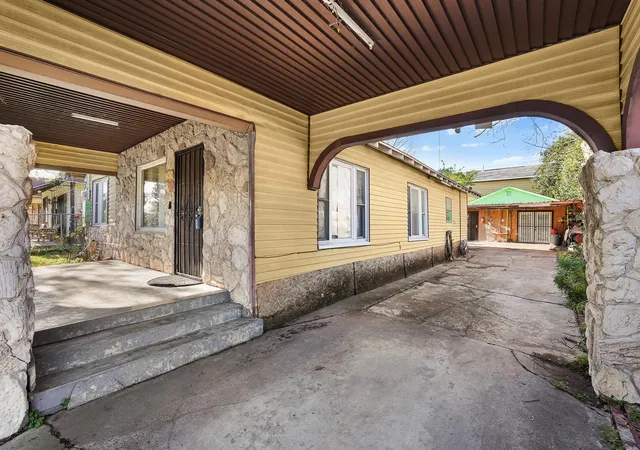 2nd image of 7018 Canal St, Houston, TX 77011 | MLS# 69136508