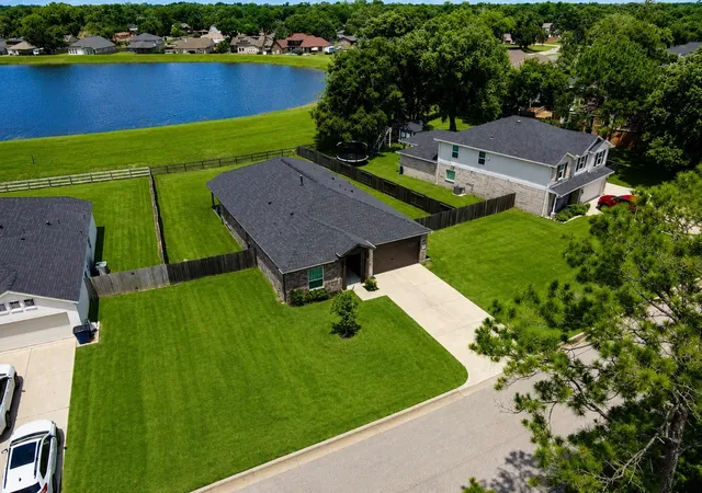 Homes for sale in West Columbia, TX | 307 Twin Lakes Blvd West, West Columbia, TX 77486 | MLS# 37507339