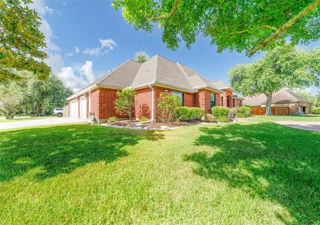 Photo 3 of Single family home for sale at 203 Cyn Oak Dr, Lake Jackson, TX 77566 | MLS# 31792131 | Listing updated on 2026-08-21
