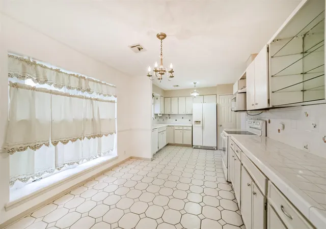Photo 4 of Sale Pending at 7510 Romney Rd, Houston, TX 77036 | MLS# 11127422 | Listing updated on 2026-09-13