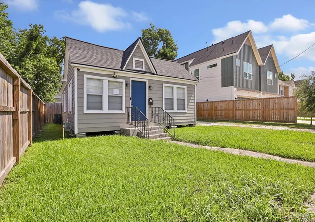Photo 2 of Multi family home for sale at 5411 Arapahoe St, Houston, TX 77020 | MLS# 37747204 | Listing updated on 2026-09-22