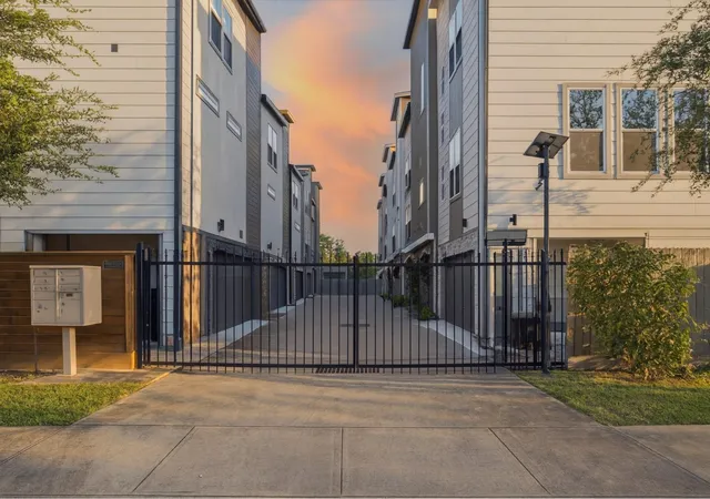 Photo 2 of Single family home for sale at 608 W 28th Street #B, Houston, TX 77008 | MLS# 18760570 | Listing updated on 2026-09-16