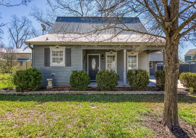 Homes for sale in Fayetteville, TX | 210 W Bell St, Fayetteville, TX 78940 | MLS# 42156176