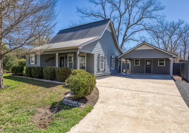 Homes for sale in Fayetteville, TX | 210 W Bell St, Fayetteville, TX 78940 | MLS# 42156176