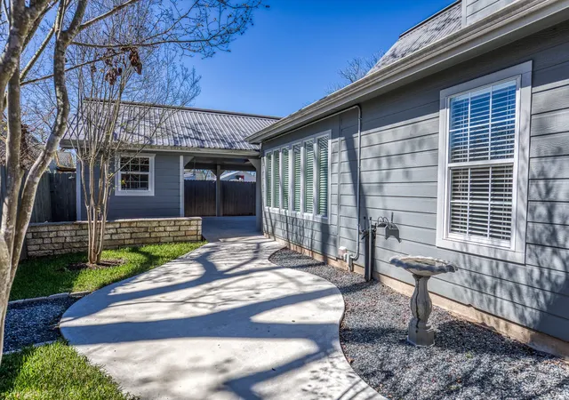 Photo 3 of Single family home for sale at 210 W Bell St, Fayetteville, TX 78940 | MLS# 42156176 | Listing updated on 2026-08-31
