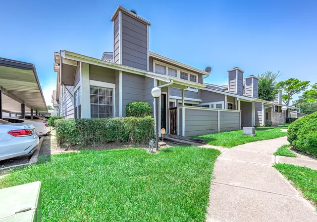 Photo 2 of Townhouse for sale at 12213 Sandpiper Dr #122, Houston, TX 77035 | MLS# 44490002 | Listing updated on 2026-09-21