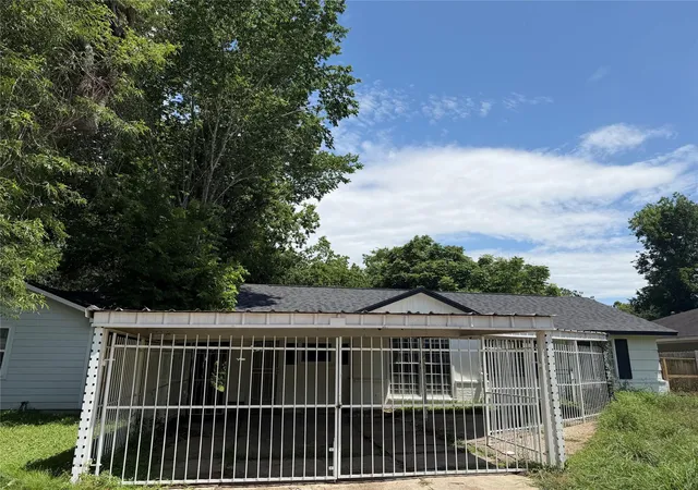 Photo 1 of Sale Pending at 5535 Elmlawn Dr, Houston, TX 77033 | MLS# 16136006 | Listing updated on 2026-09-12