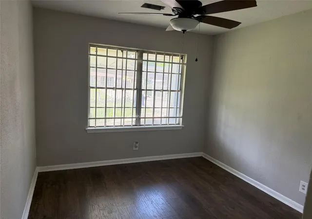 Photo 3 of Sale Pending at 5535 Elmlawn Dr, Houston, TX 77033 | MLS# 16136006 | Listing updated on 2026-09-12