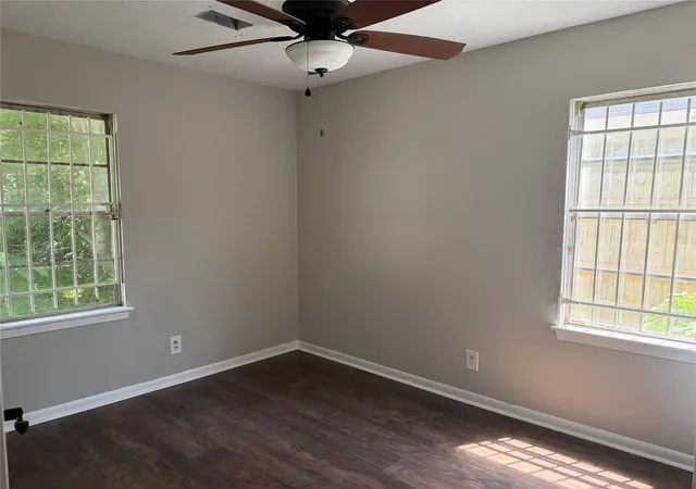 Photo 4 of Sale Pending at 5535 Elmlawn Dr, Houston, TX 77033 | MLS# 16136006 | Listing updated on 2026-09-12