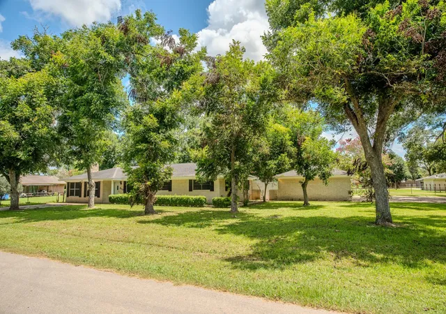 Photo 3 of Single family home for sale at 212 Avenue B, Brazoria, TX 77422 | MLS# 77967396 | Listing updated on 2026-08-21