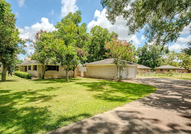Photo 3 of Single family home for sale at 212 Avenue B, Brazoria, TX 77422 | MLS# 77967396 | Listing updated on 2026-08-21