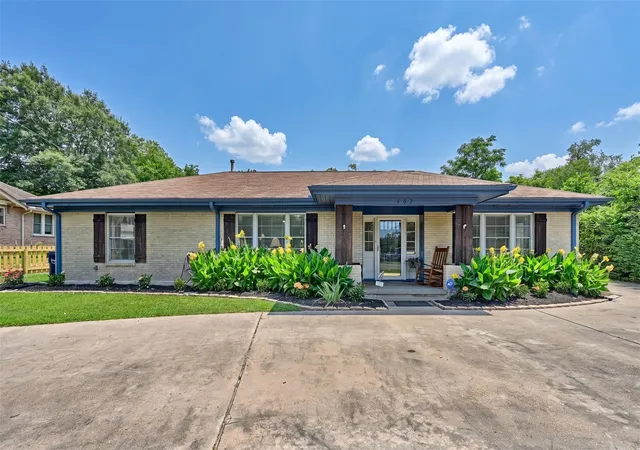 1st image of 407 W Alamo St, Brenham, TX 77833 | MLS# 92963520