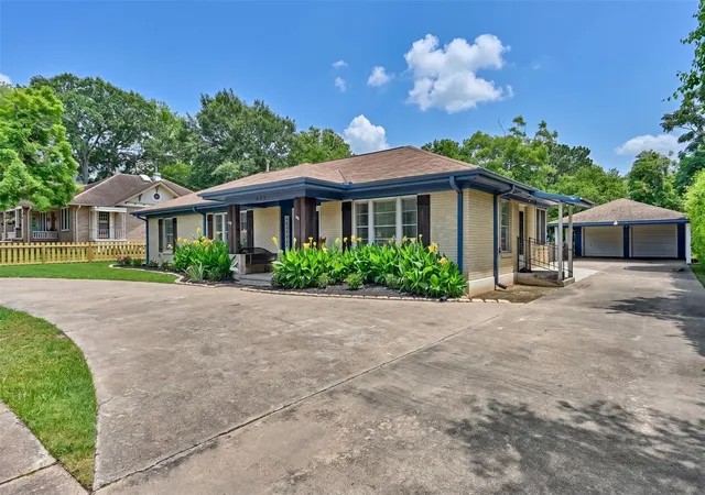 2nd image of 407 W Alamo St, Brenham, TX 77833 | MLS# 92963520