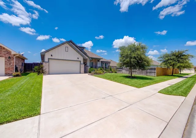 Photo 3 of Single family home for sale at 519 Still Water Ridge Ln, Sealy, TX 77474 | MLS# 63999241 | Listing updated on 2026-09-18