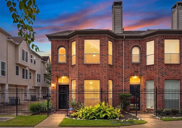 Photo 1 of Sale Pending at 1505 Oneil St, Houston, TX 77019 | MLS# 29336030 | Listing updated on 2026-09-15