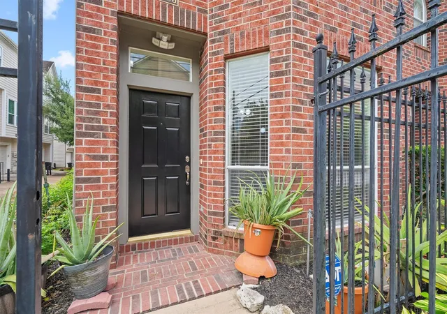Photo 3 of Sale Pending at 1505 Oneil St, Houston, TX 77019 | MLS# 29336030 | Listing updated on 2026-09-15
