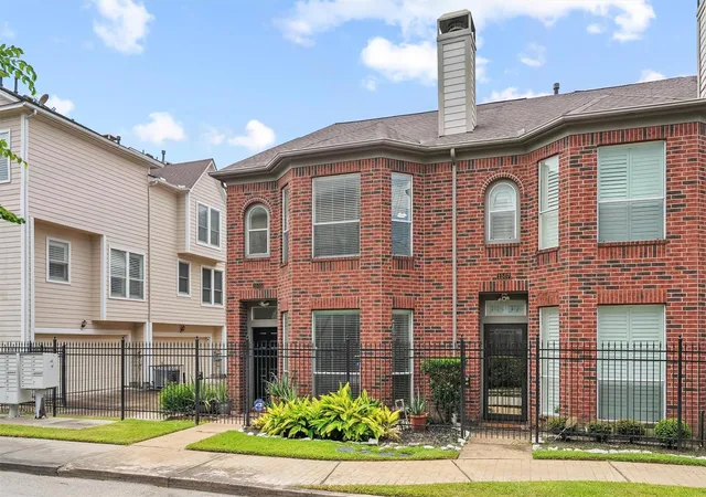 Photo 3 of Sale Pending at 1505 Oneil St, Houston, TX 77019 | MLS# 29336030 | Listing updated on 2026-09-15