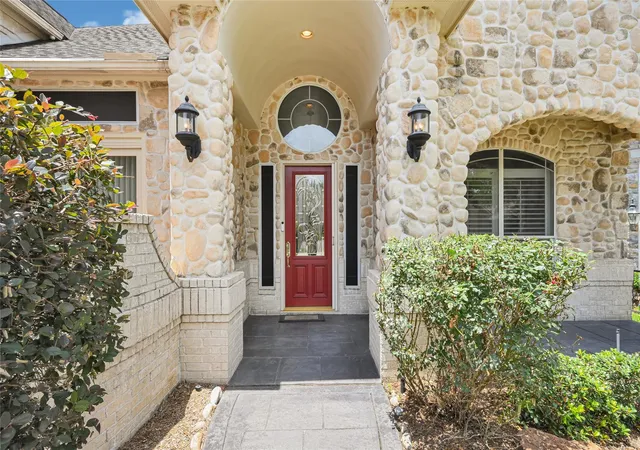Photo 2 of Single family home for sale at 122 Marble Staff Ct, Houston, TX 77069 | MLS# 73999248 | Listing updated on 2026-08-18