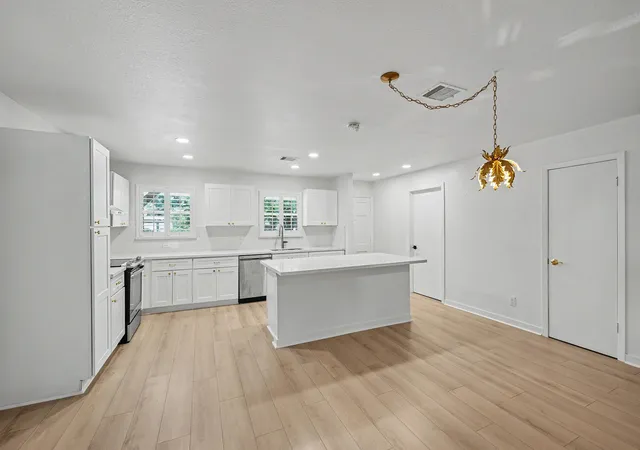 Photo 4 of Single family home for sale at 7007 Sharpview Dr, Houston, TX 77074 | MLS# 52026243 | Listing updated on 2026-09-13