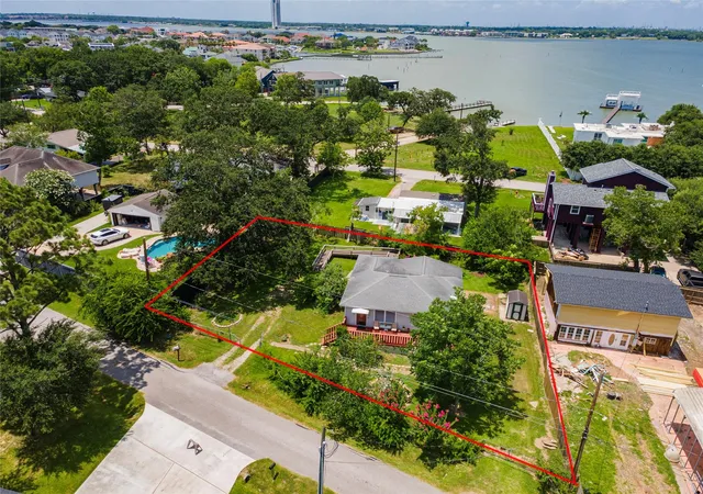 Homes for sale in Kemah, TX | 1912 E Winn St, Kemah, TX 77565 | MLS# 74777932