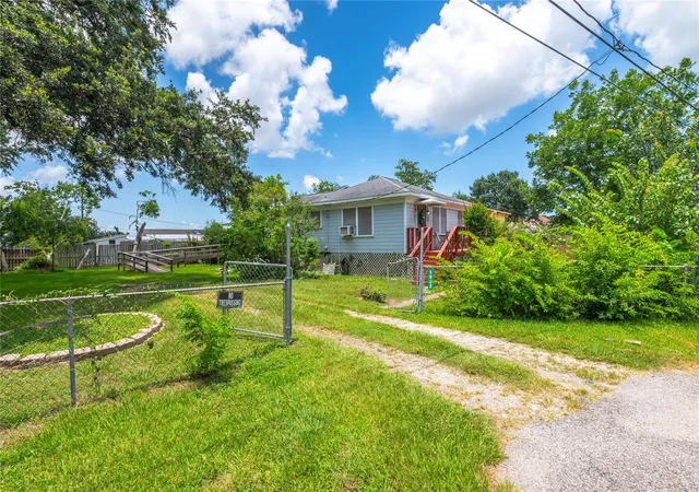 Homes for sale in Kemah, TX | 1912 E Winn St, Kemah, TX 77565 | MLS# 74777932