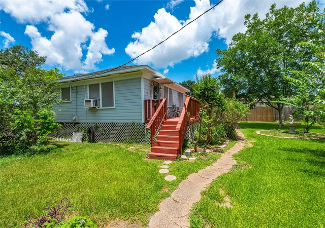Homes for sale in Kemah, TX | 1912 E Winn St, Kemah, TX 77565 | MLS# 74777932