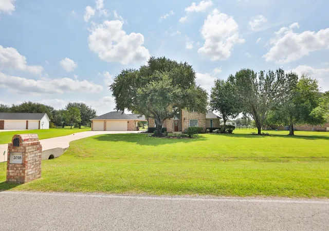 Photo 3 of Single family home for sale at 20318 Stone Lake Cir, Tomball, TX 77377 | MLS# 29973681 | Listing updated on 2026-09-23