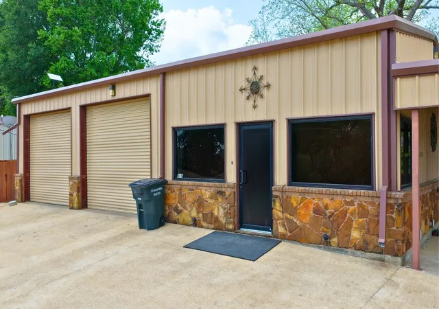 Photo 2 of Single family home for sale at 405 N Johnston St, Caldwell, TX 77836 | MLS# 36889641 | Listing updated on 2026-04-18