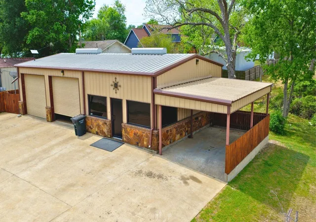 Photo 3 of Single family home for sale at 405 N Johnston St, Caldwell, TX 77836 | MLS# 36889641 | Listing updated on 2026-04-18