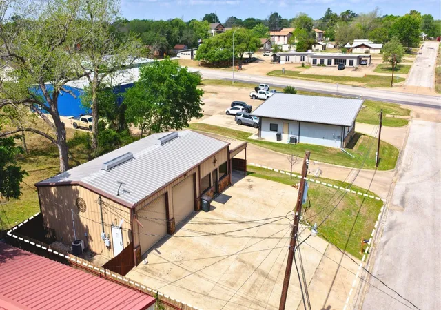 Photo 3 of Single family home for sale at 405 N Johnston St, Caldwell, TX 77836 | MLS# 36889641 | Listing updated on 2026-04-18