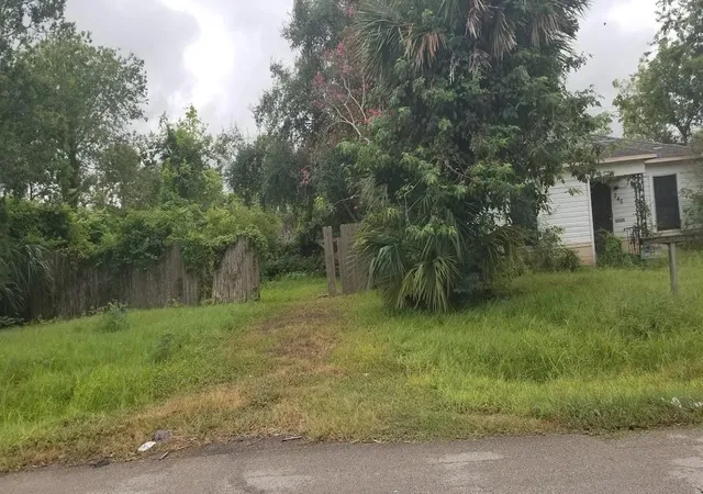 Photo 3 of Sale Pending at 250 N Carolina St, Houston, TX 77029 | MLS# 31056804 | Listing updated on 2026-09-13