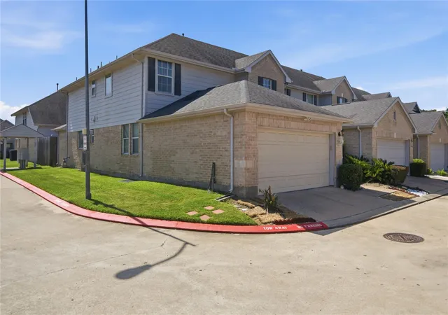 Photo 3 of Townhouse for sale at 2926 Meadowglen Cvs, Houston, TX 77082 | MLS# 11434617 | Listing updated on 2026-08-29