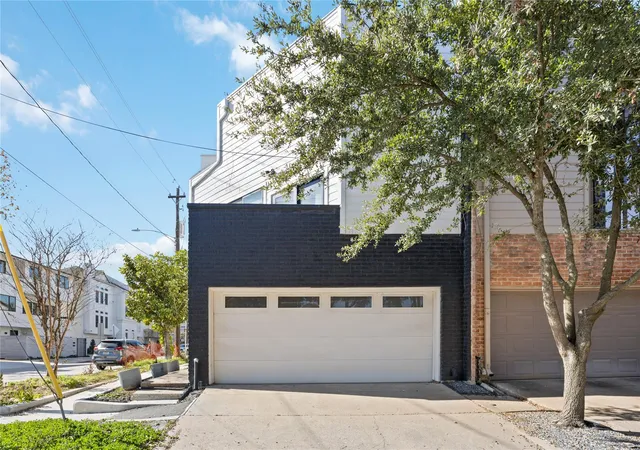 Photo 1 of Sale Pending at 3520 Mount Vernon St, Houston, TX 77006 | MLS# 85154405 | Listing updated on 2026-08-30