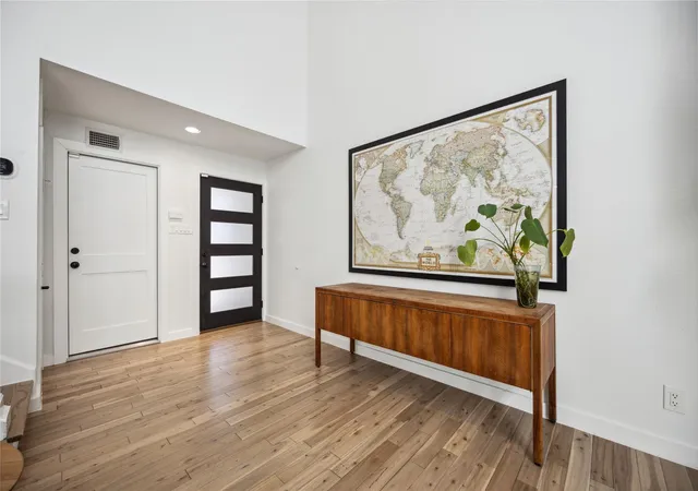 Photo 3 of Sale Pending at 3520 Mount Vernon St, Houston, TX 77006 | MLS# 85154405 | Listing updated on 2026-08-30