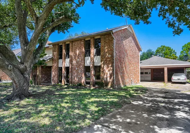 Photo 3 of Sale Pending at 10139 Sagemill Dr, Houston, TX 77089 | MLS# 9390249 | Listing updated on 2026-09-21