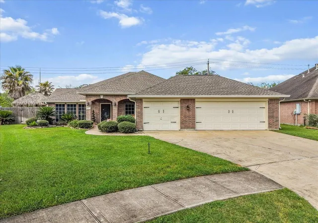 Photo 3 of Sale Pending at 1207 Shadowbend St, Pearland, TX 77581 | MLS# 24177793 | Listing updated on 2026-08-24