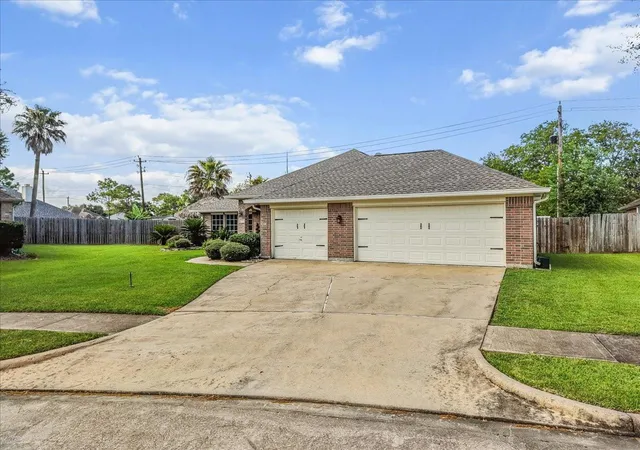 Photo 4 of Sale Pending at 1207 Shadowbend St, Pearland, TX 77581 | MLS# 24177793 | Listing updated on 2026-08-24