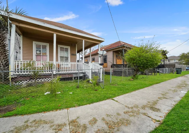 Photo 4 of Multi family home for sale at 2806 Ave L, Galveston, TX 77550 | MLS# 38646600 | Listing updated on 2026-08-12