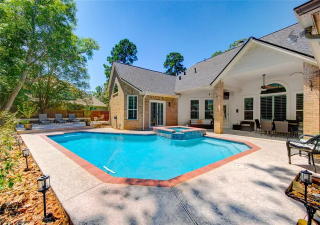 Photo 2 of Single family home for sale at 11 Ryanwyck Pl, The Woodlands, TX 77384 | MLS# 68749237 | Listing updated on 2026-08-30