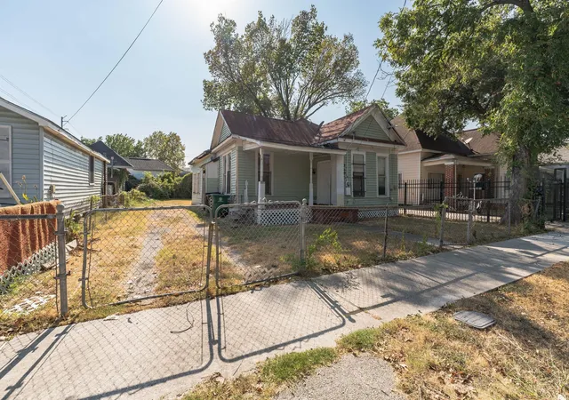 2nd image of 2005 Chestnut St, Houston, TX 77009 | MLS# 23843226