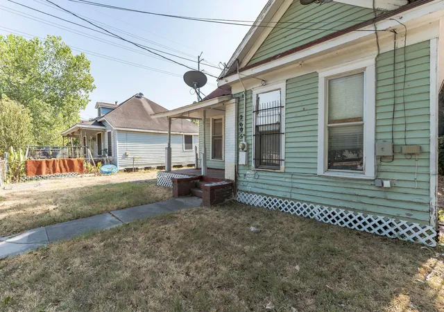 image of 2005 Chestnut St, Houston, TX 77009 | MLS# 23843226
